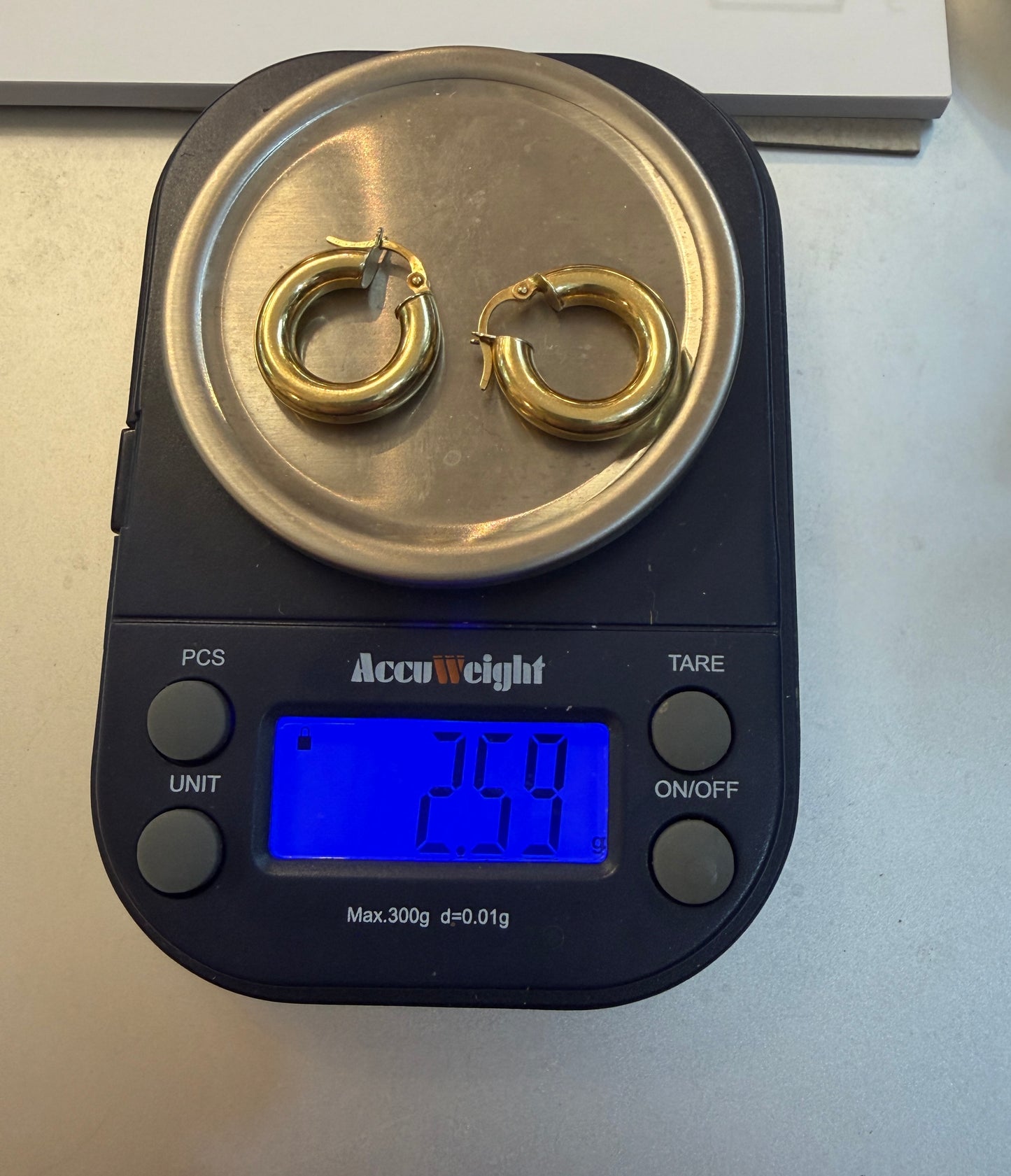 18ct 750 pre owned hoop earrings 2.