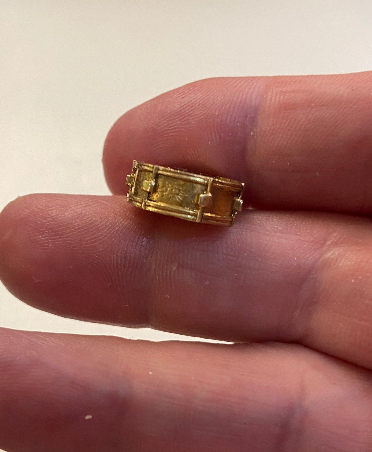 9ct vintage drum charm, circa 1960 3.3 g solid gold