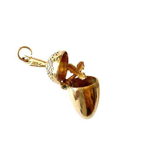 9ct opening acorn charm with a leaf inside circa 1969 3.7g