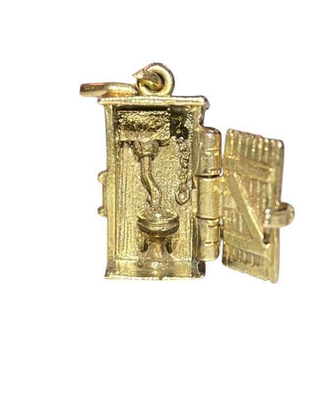 9ct vintage outdoor toilet W.C charm circa 1967 signed chim. 4.17g