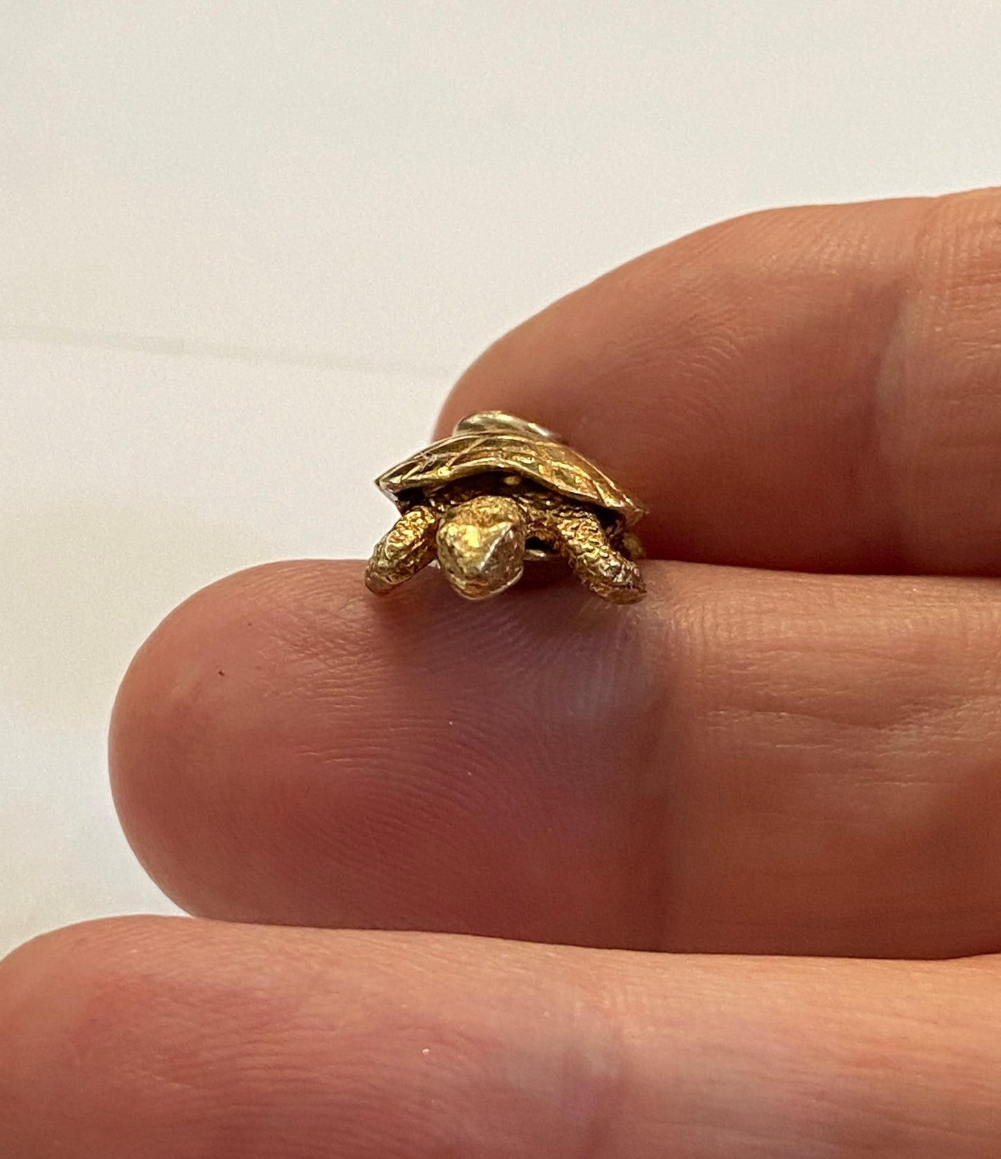 9ct vintage tortoise charm, articulated 3.7g circa 1975