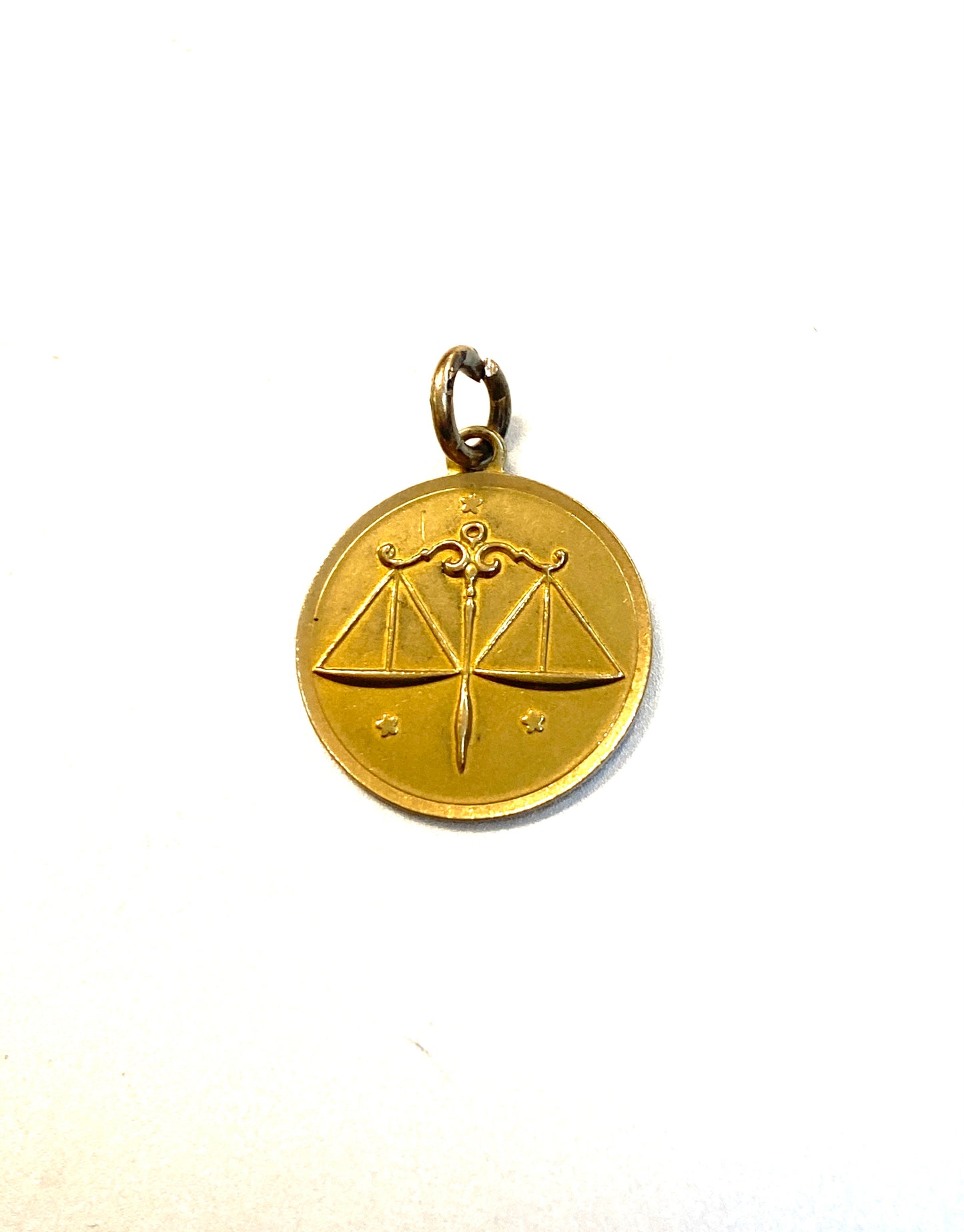 18ct 750 vintage libra charm / scale of justice c harm / pendant