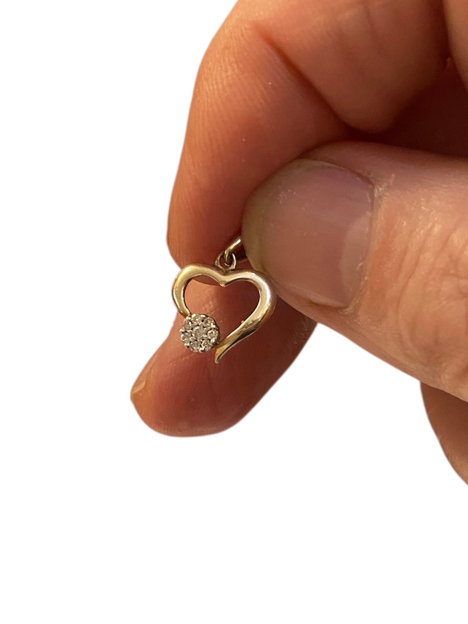 9ct vintage / pre owned heart pendant with diamond and 18 inch chain