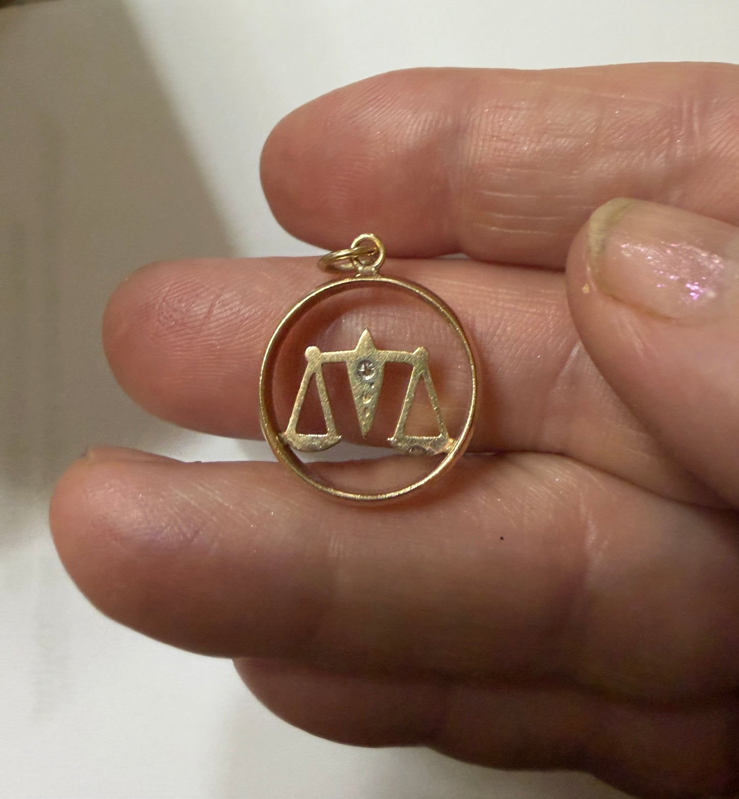 9ct vintage Libra / scales of justice charm / pendant circa 1984 2.71g