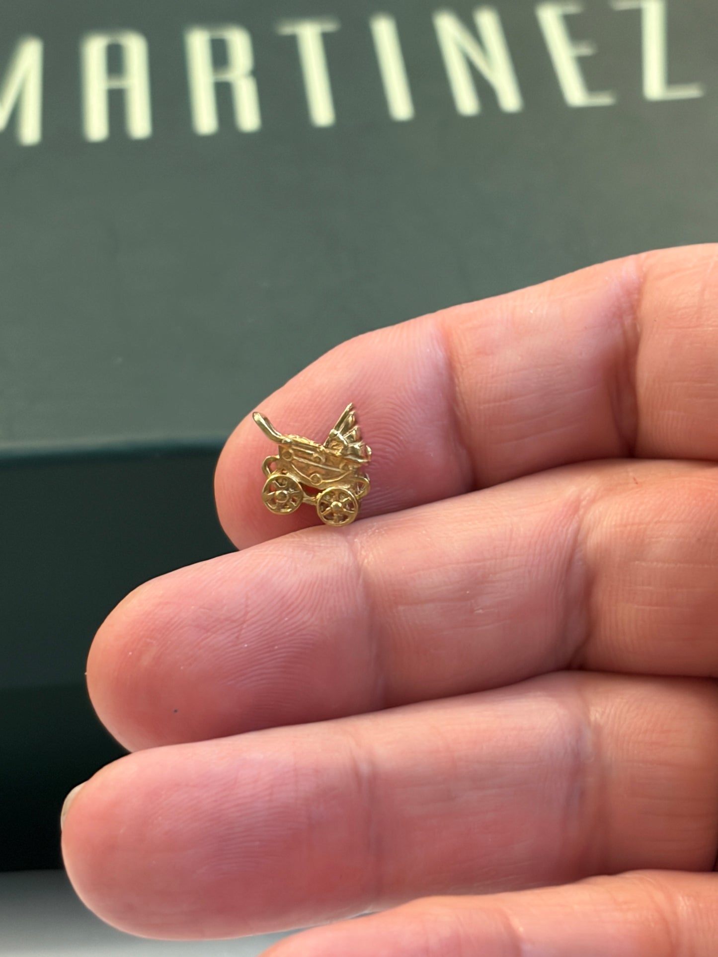 9ct vintage pram charm, small charm 1.0g