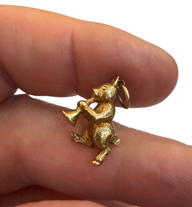 9ct vintage pig with trumpet charm. solid gold 3.15g