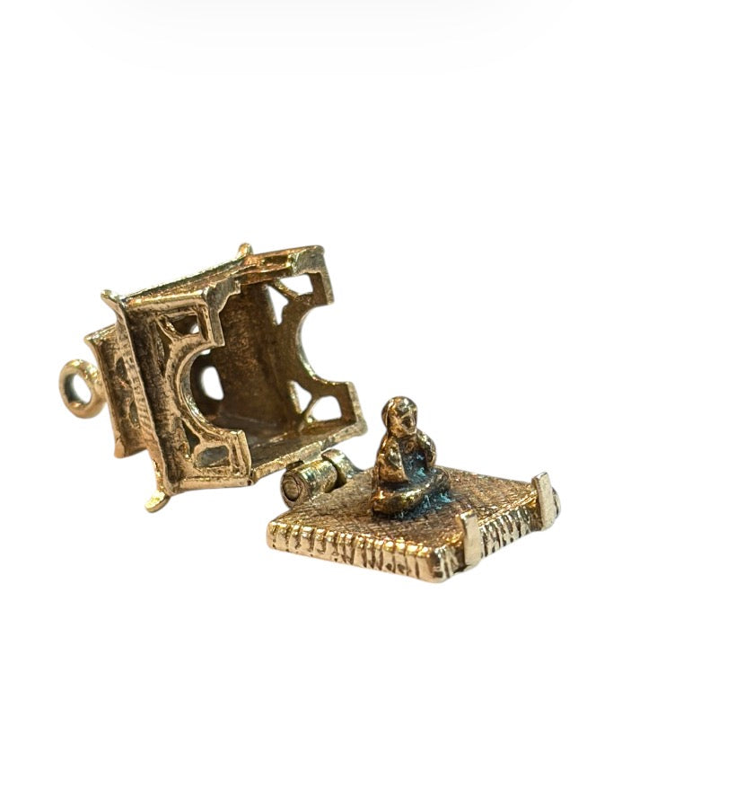 9ct vintage buddist temple charm with buddha inside 4.10g