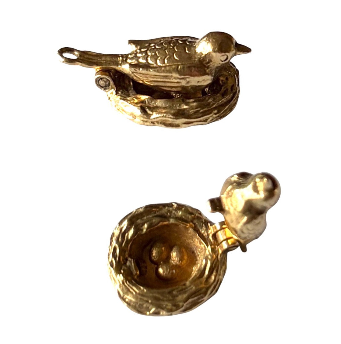 9ct vintage 'just laid' hen on nest charm, opening charm 4.02g circa 1973