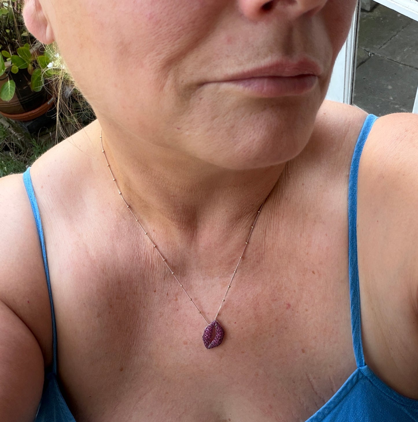 9ct vintage / pre owned ruby lips pendant charm,