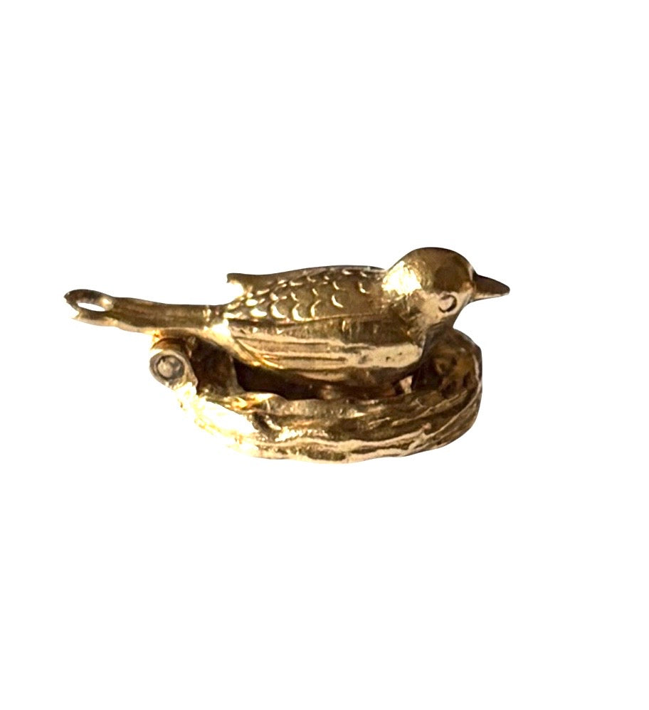 9ct vintage 'just laid' hen on nest charm, opening charm 4.02g circa 1973