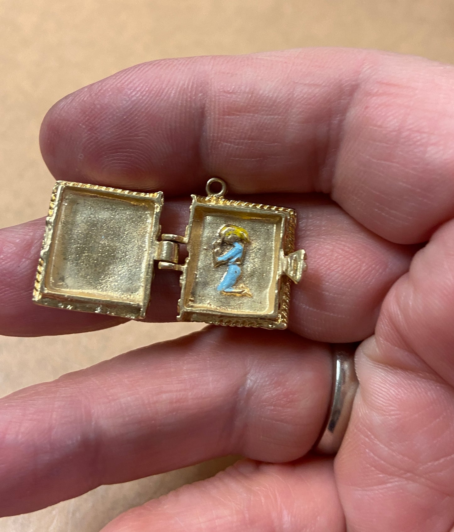 9ct vintage opening bible with a person praying inside