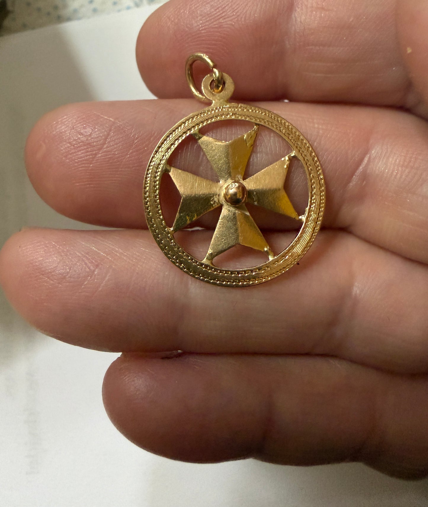 18ct vintage large Maltese cross charm / pendant 2.23g