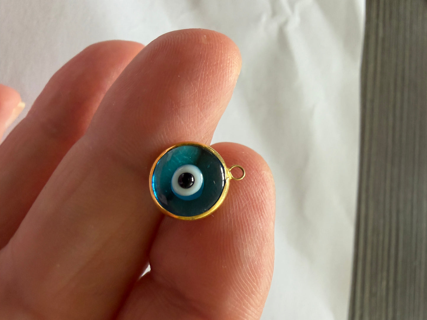 9ct pre owned  evil eye charm / pendant. 0.57g