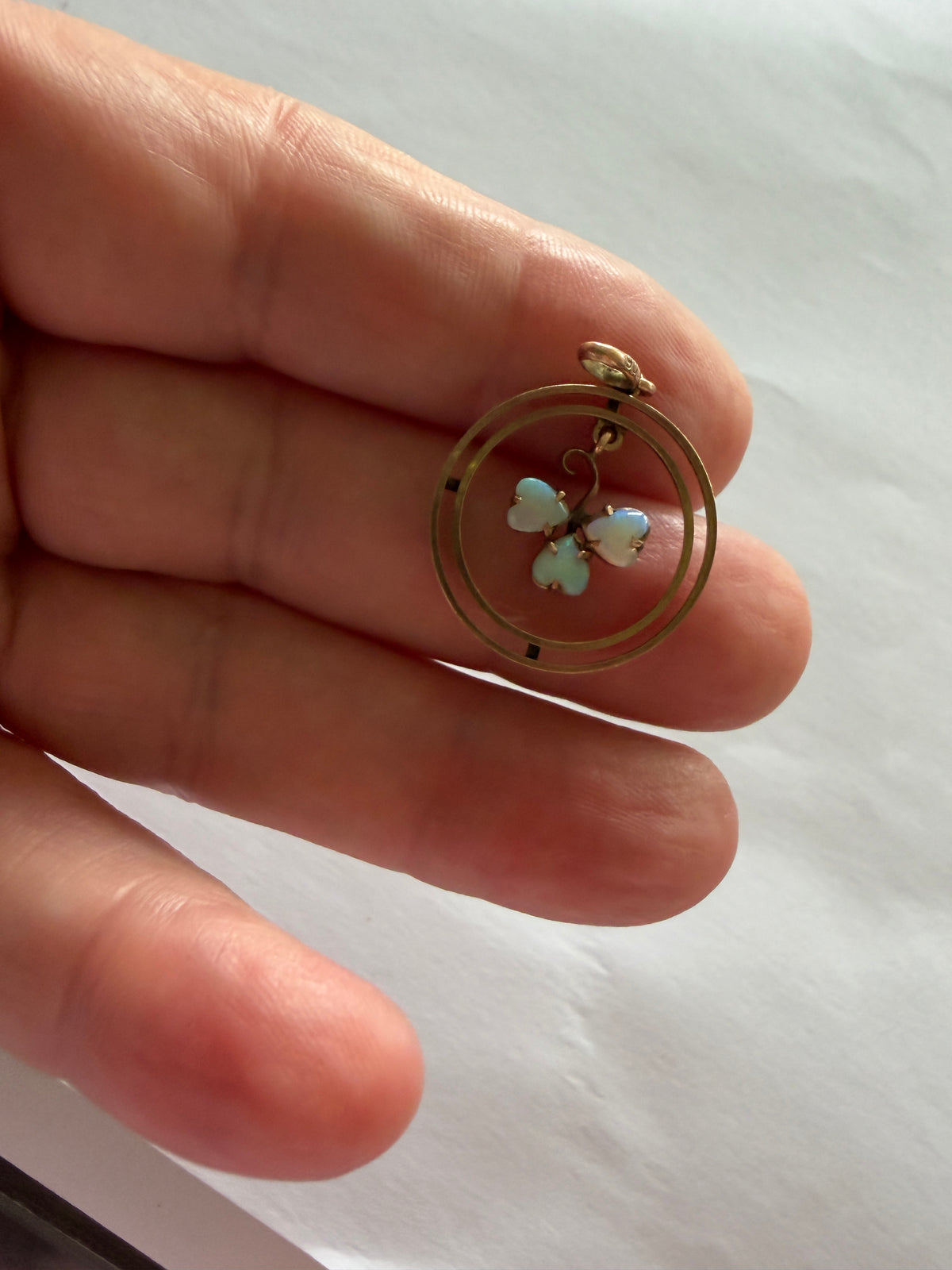 9ct 1920s vintage rose gold pendant withan opal three leaf clover in centre 1.46g