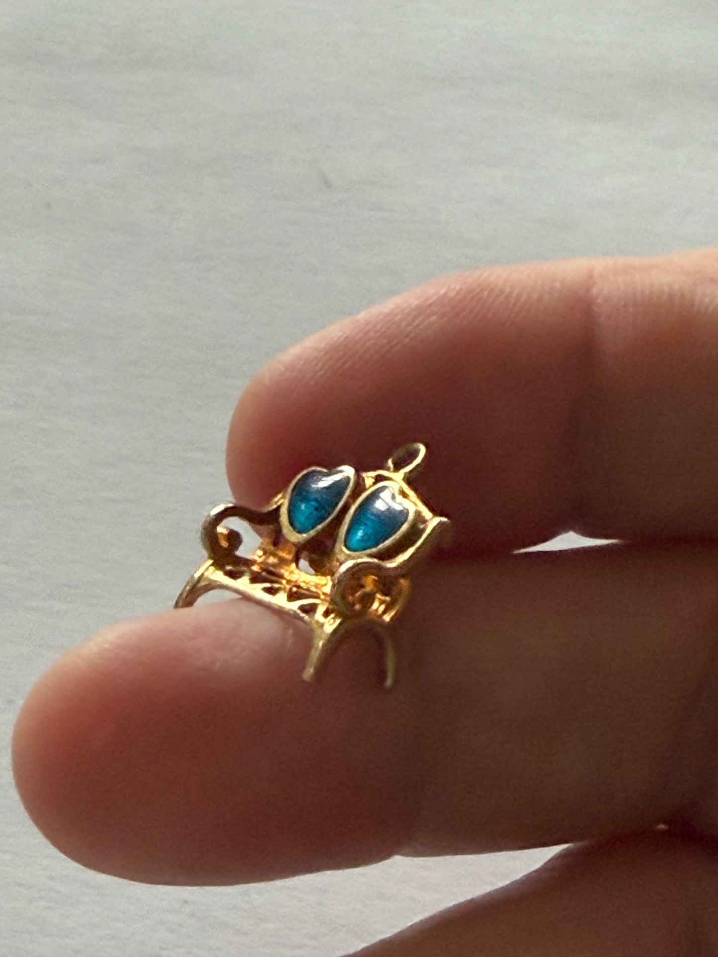 9ct vintage bench charm with tow hearts. circa 1977 1.89g by RP