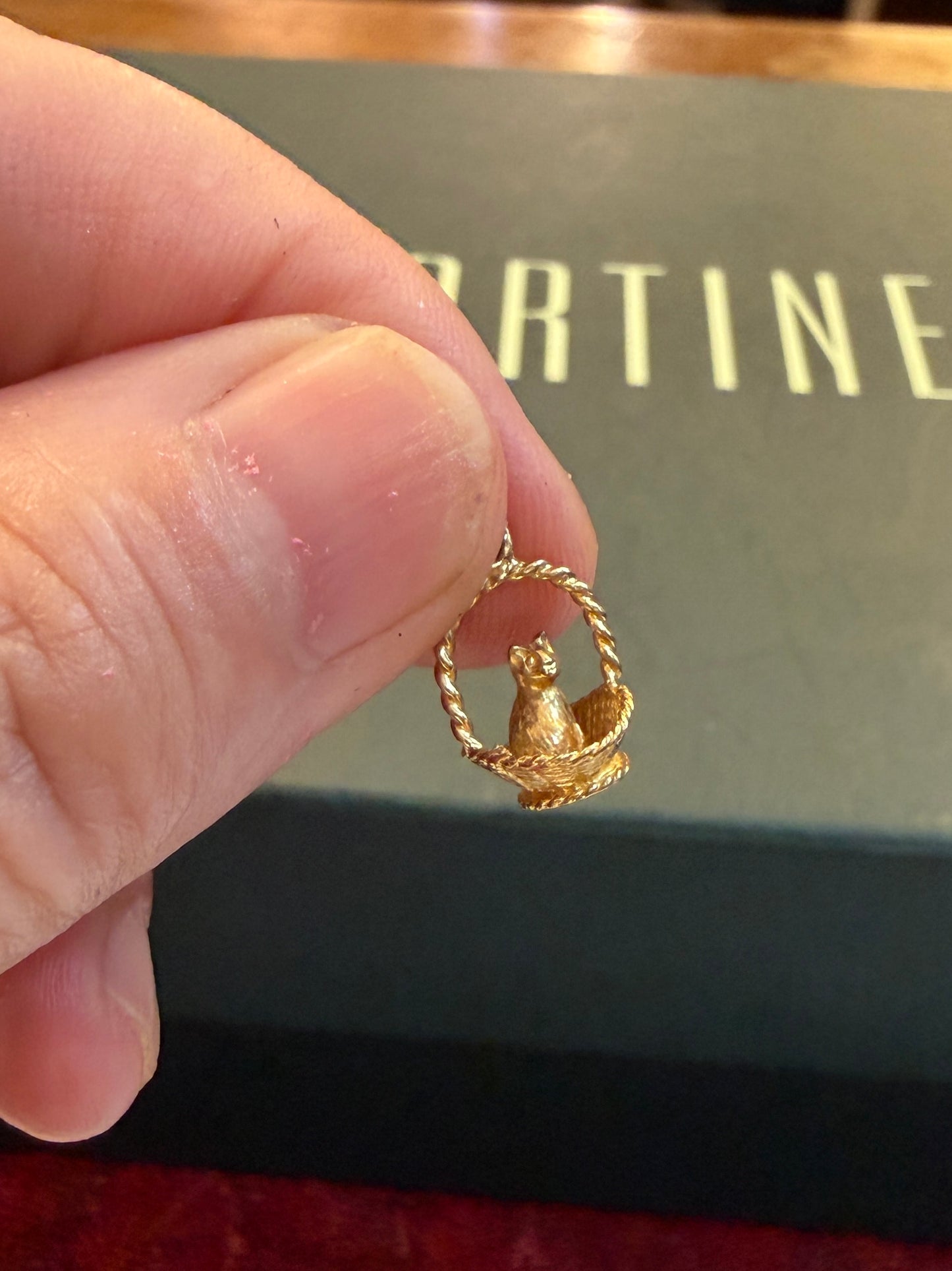 9ct vintage cat in basket charm 1.3g