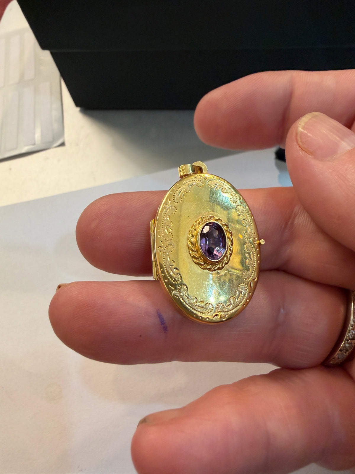 9ct pre owned locket with amethyst stone. 3.75g