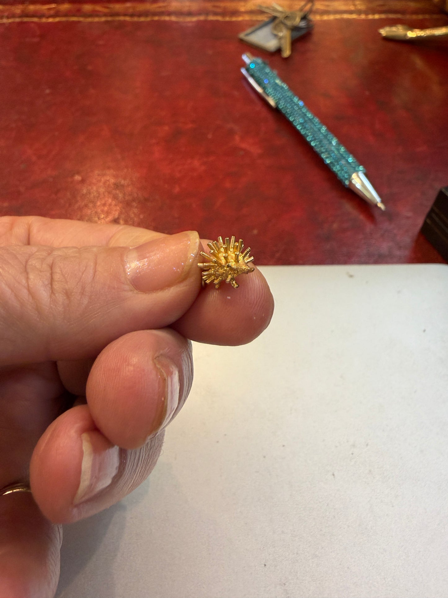9CT VINTAGE SMALL HEDGEHOG CHARM. 0.9G