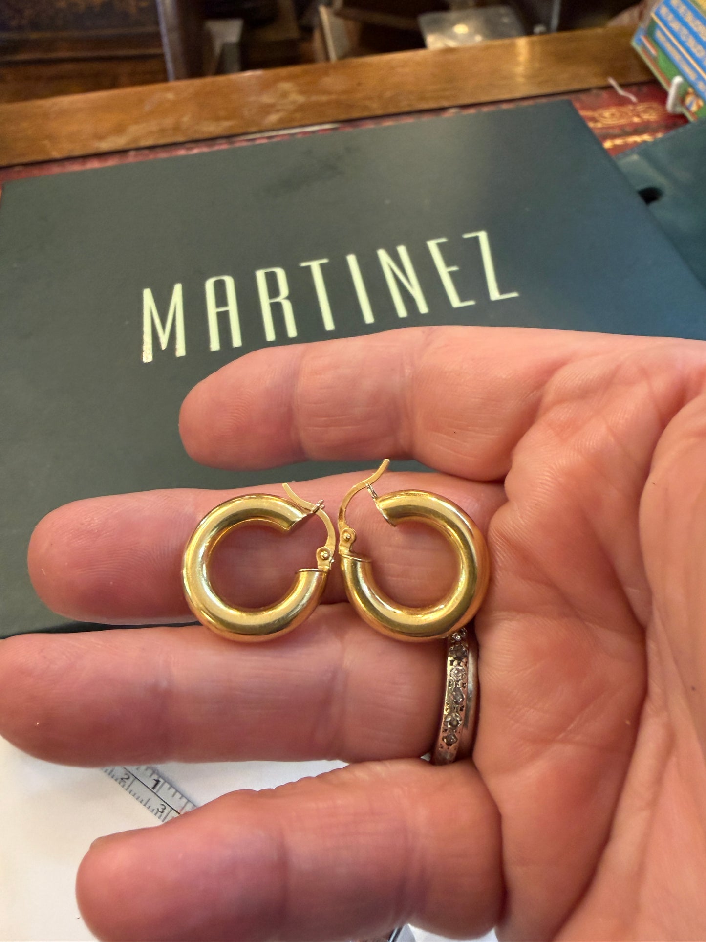 18ct 750 pre owned hoop earrings 2.