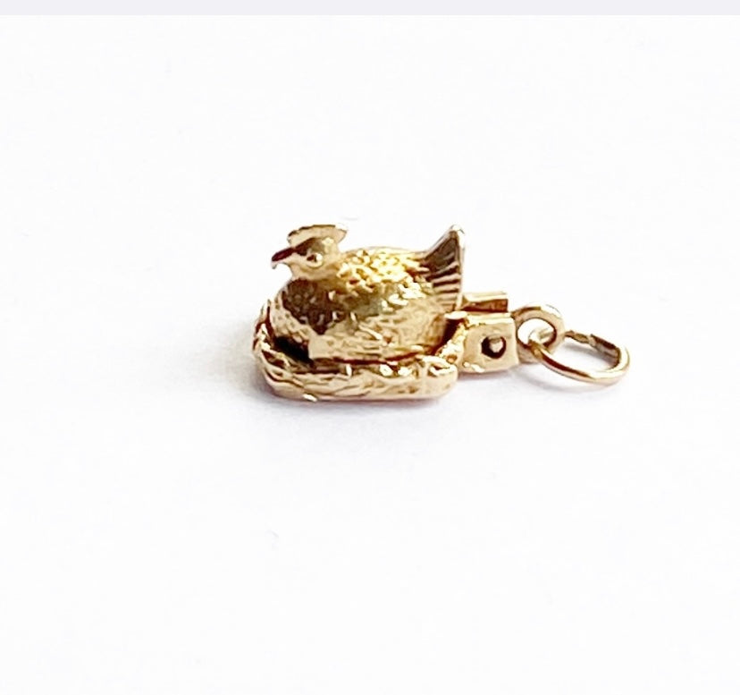 9ct vintage hen charm opening to reveal chicks inside