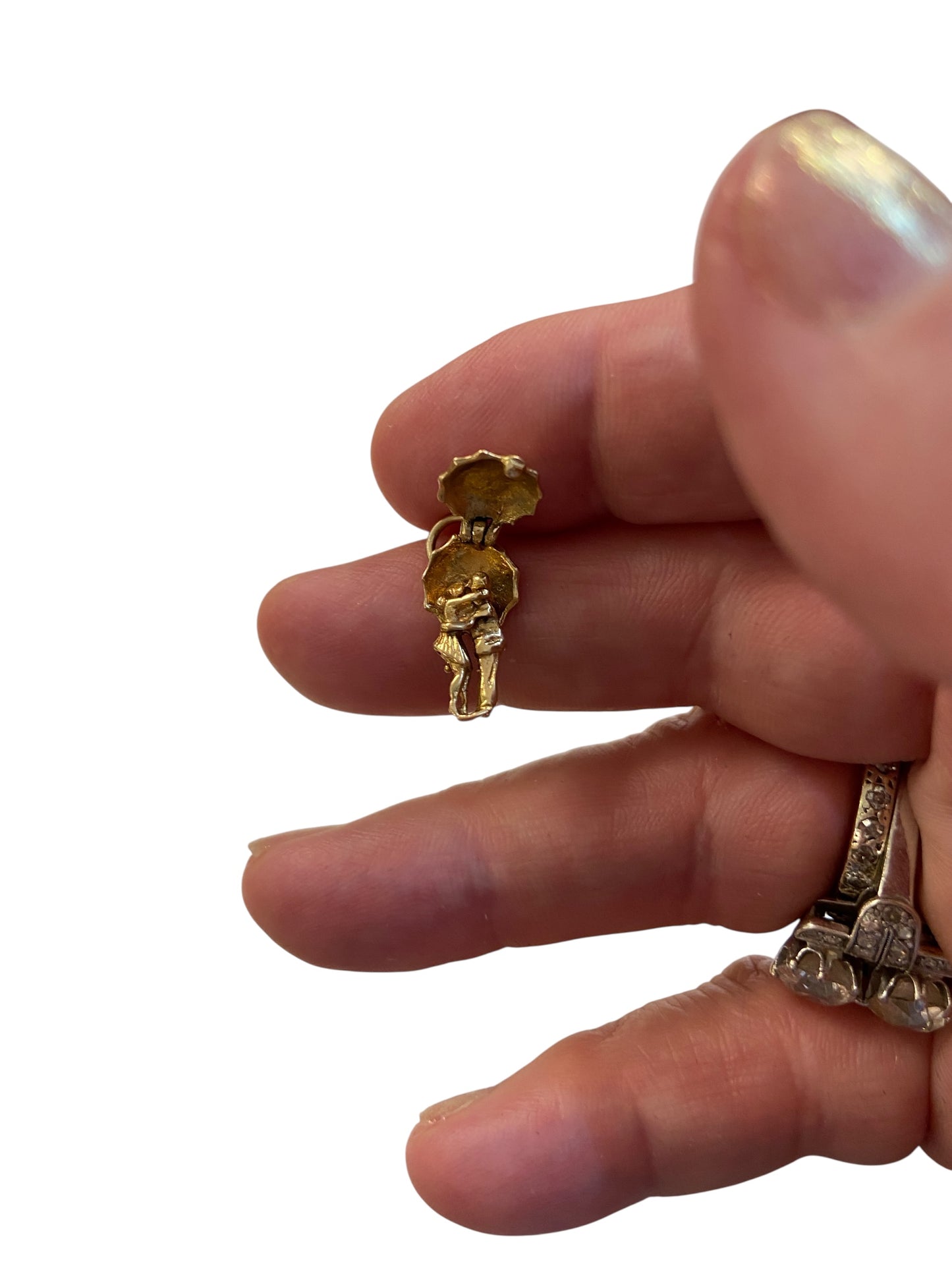 9ct vintage kissing couple under umbrella. charm