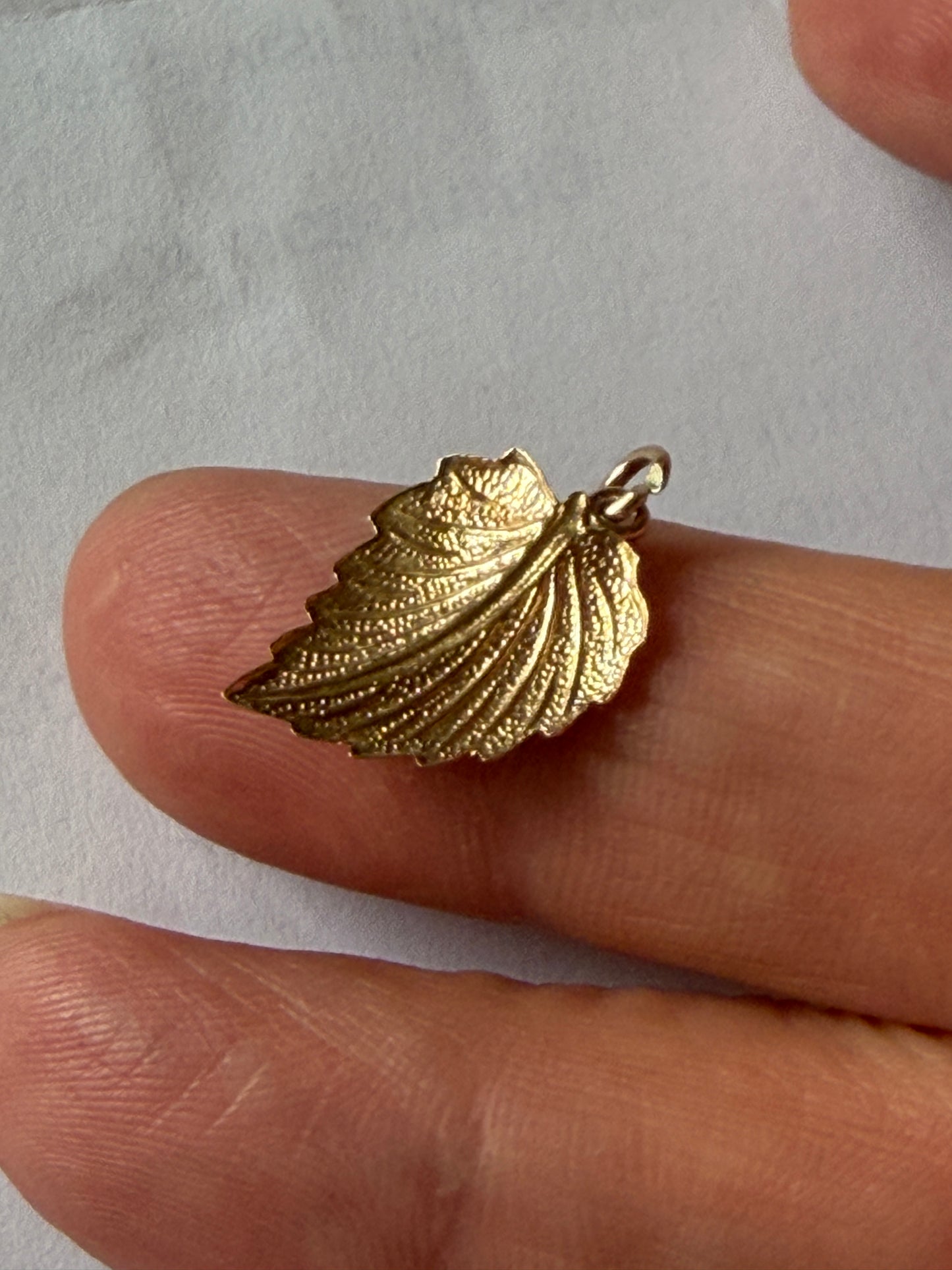 9ct vintage leaf charm / pendant circa 1989. 0.49g