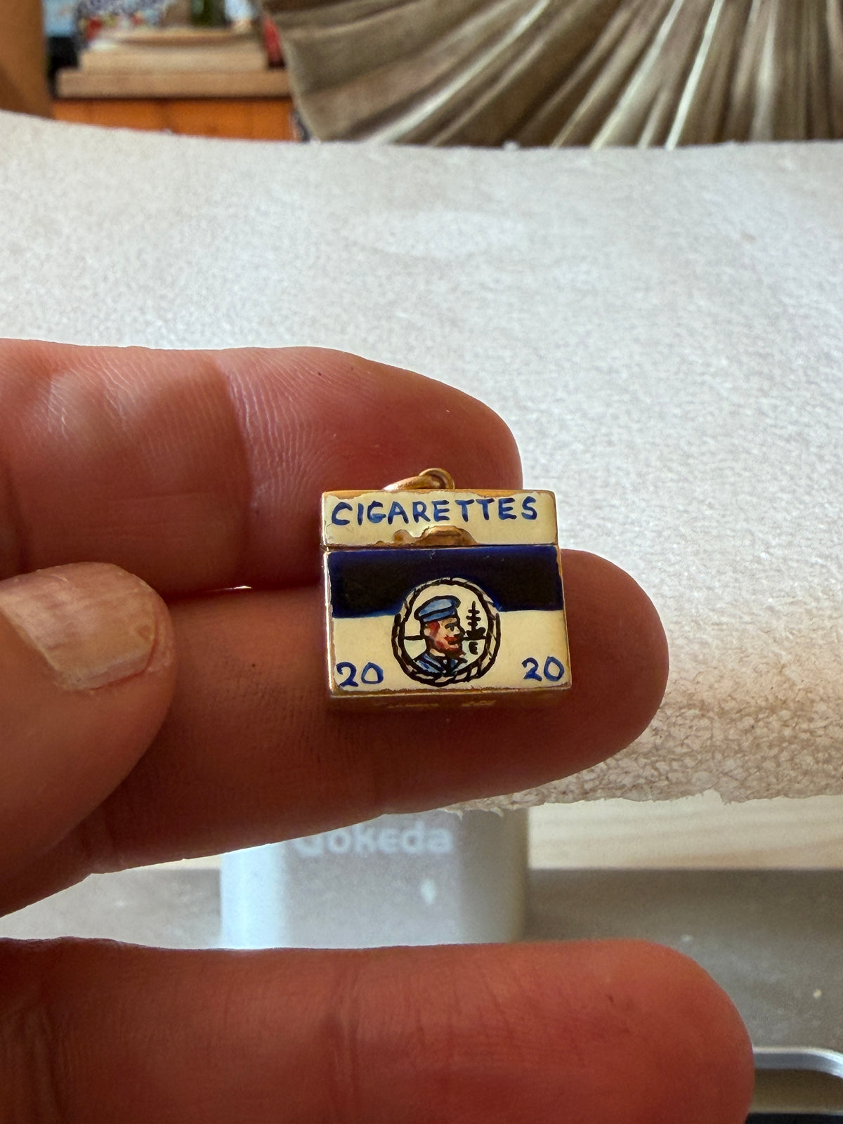 9ct vintage cigerette box charm, opening, circa 1961 London. 3.5g