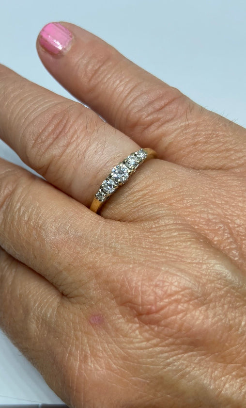 18ct vintage gold five stone diamond ring size M 1/2