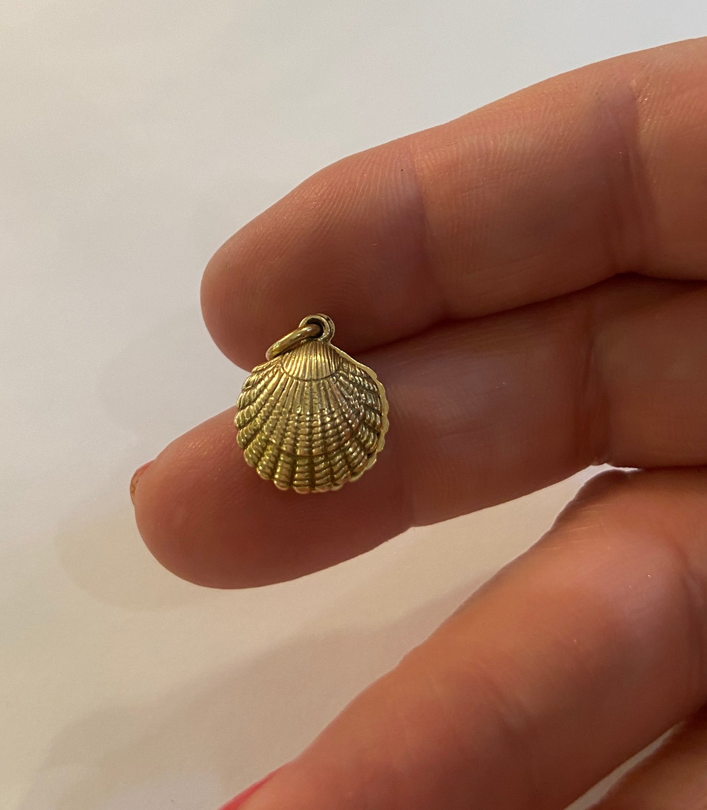 9ct 375 vintage gold shell charm circa 1957