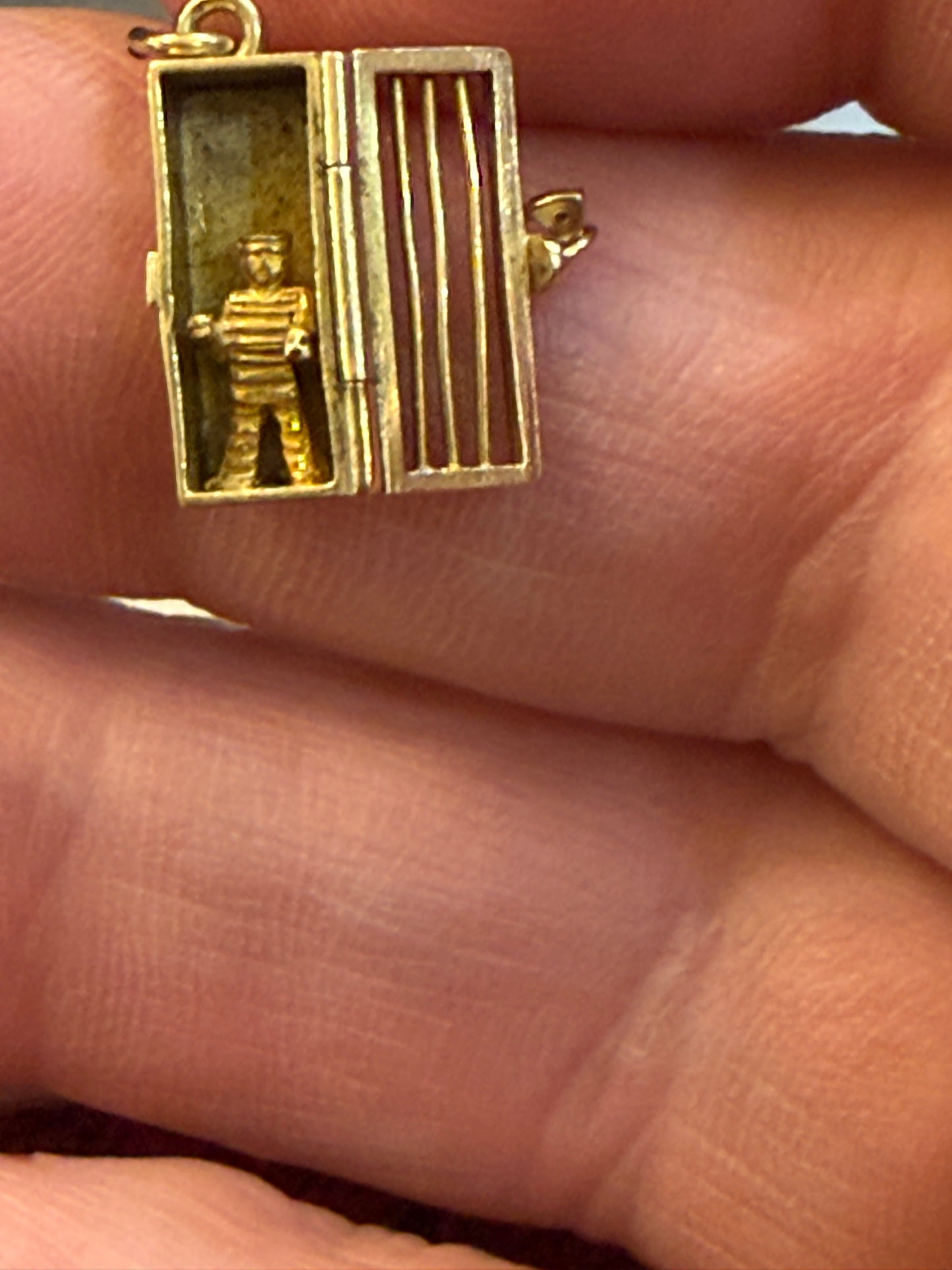 14ct vintage jail cell with convict inside 1.5g rare charm, fun charm