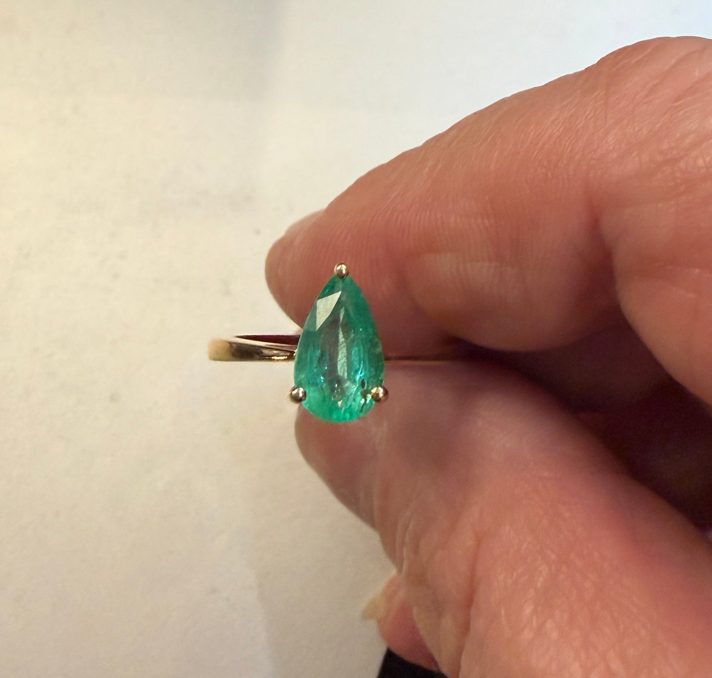 9ct pre owned 1.0ct pear shaped emerald ring size N 1/2