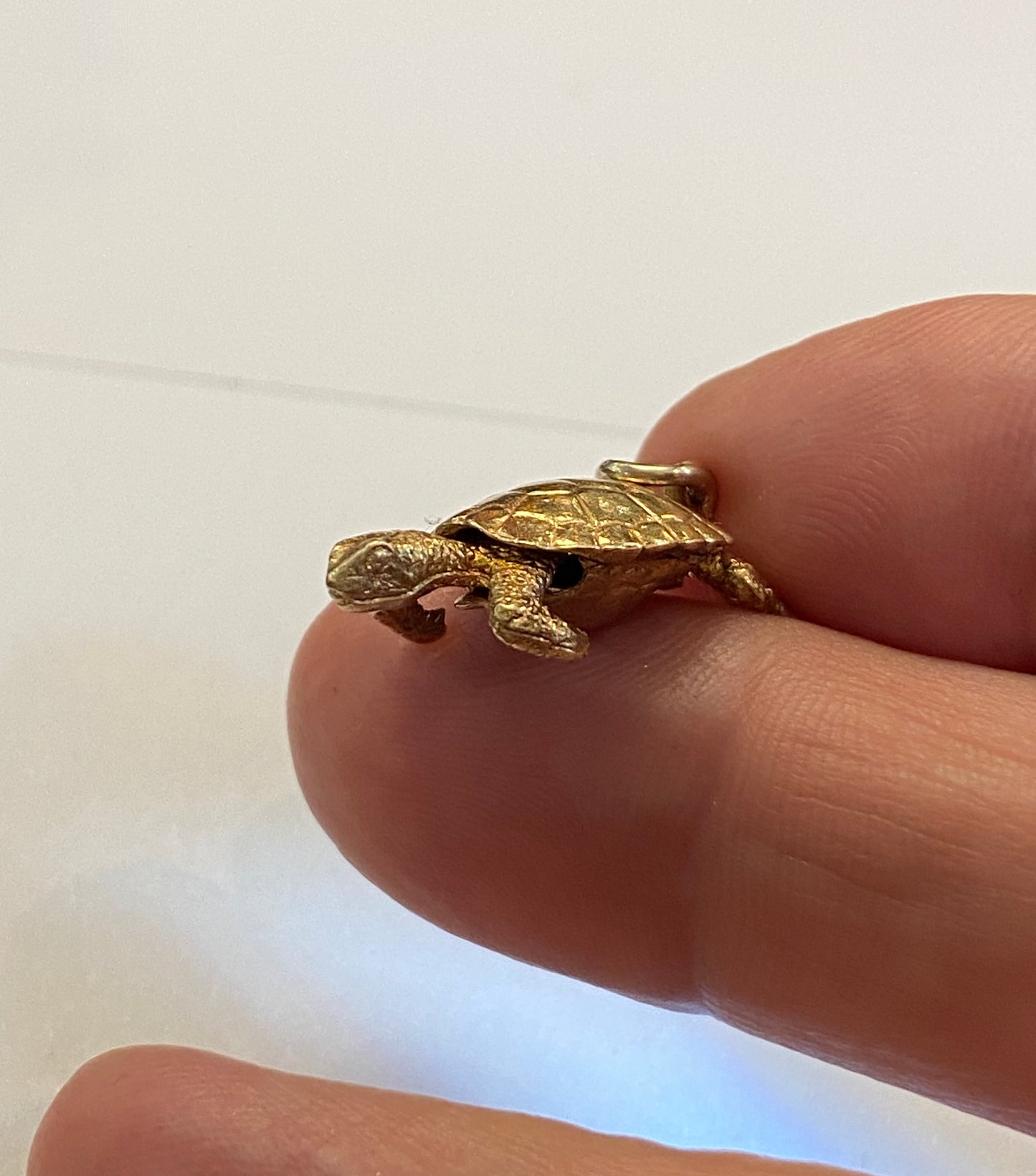 9ct vintage tortoise charm, articulated 3.7g circa 1975