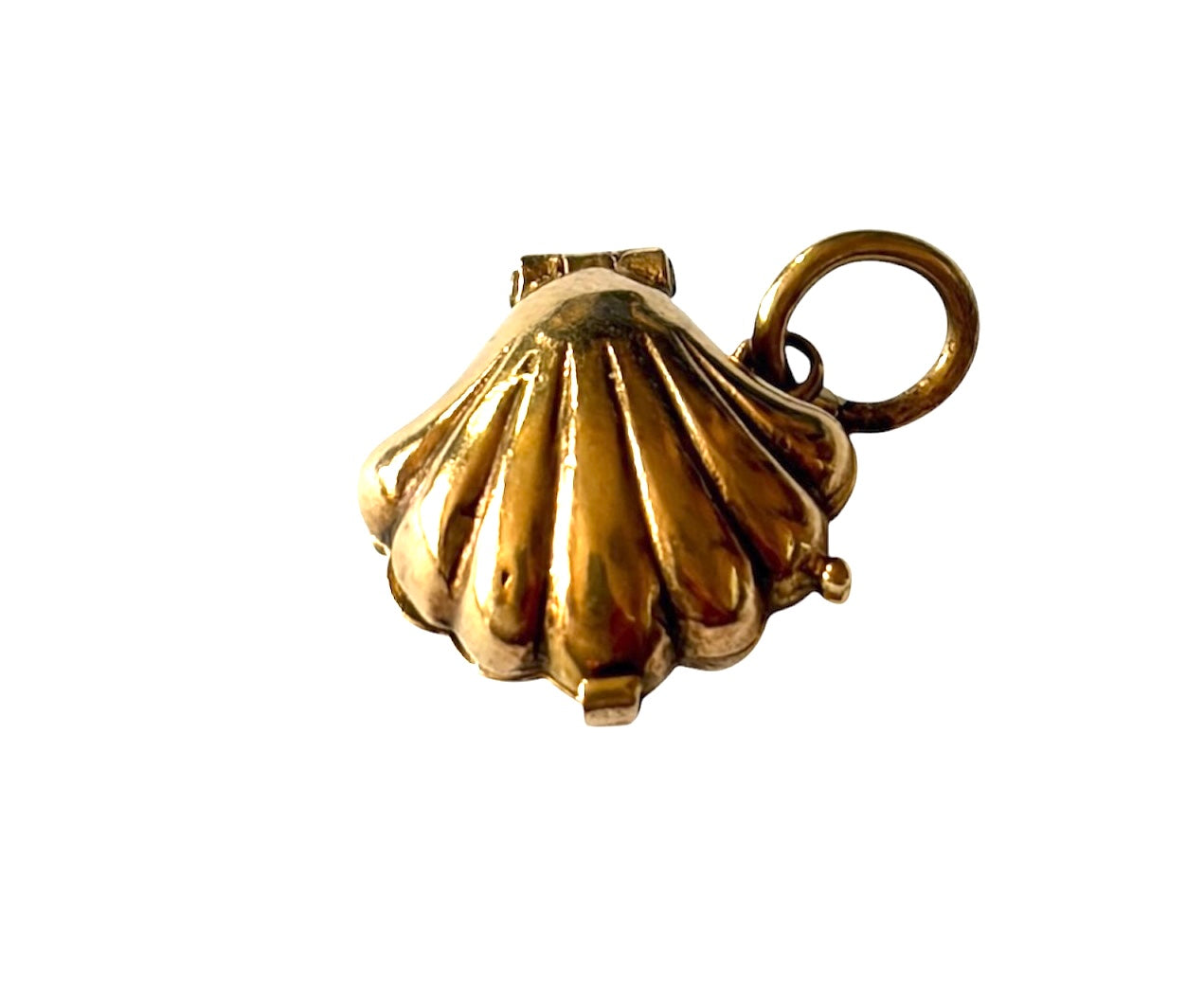 9ct vintage shell charm by R.P signed NUVO circa 1965 2.4g