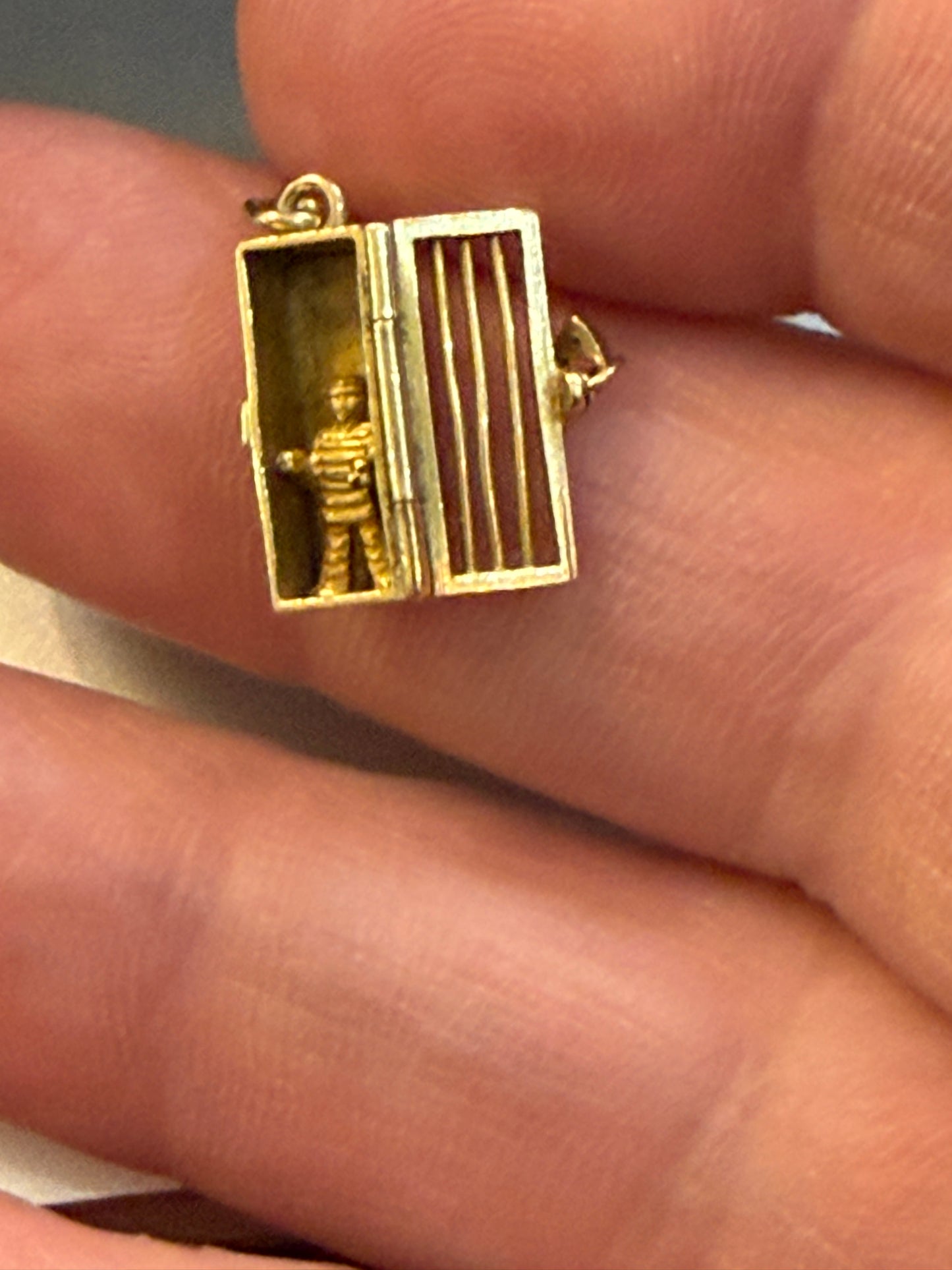 14ct vintage jail cell with convict inside 1.5g rare charm, fun charm