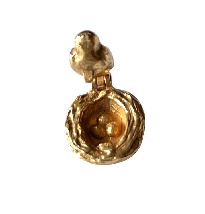 9ct vintage 'just laid' hen on nest charm, opening charm 4.02g circa 1973