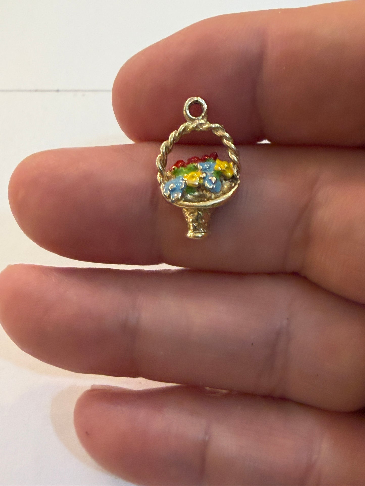 9ct vintage basket of flowers charm. 2.54g