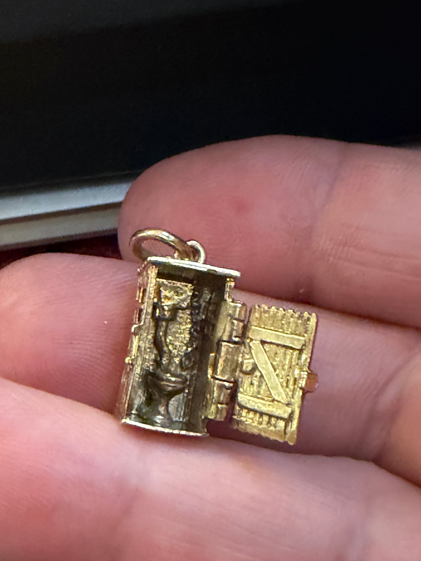 9ct vintage outdoor toilet W.C charm circa 1967 signed chim. 4.17g