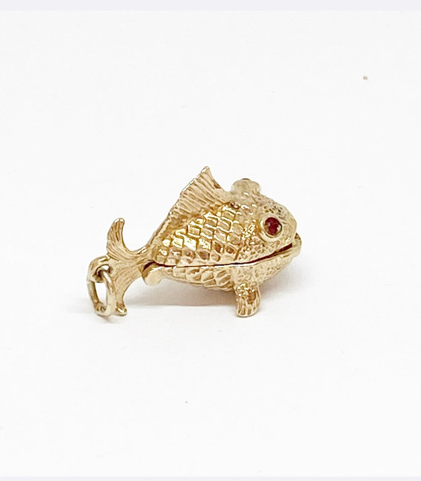 9ct fish charm vintage opening with a worm inside.