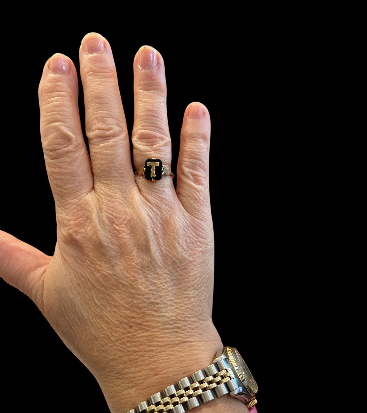 9ct vintage initial T ring, size N set in Onyx