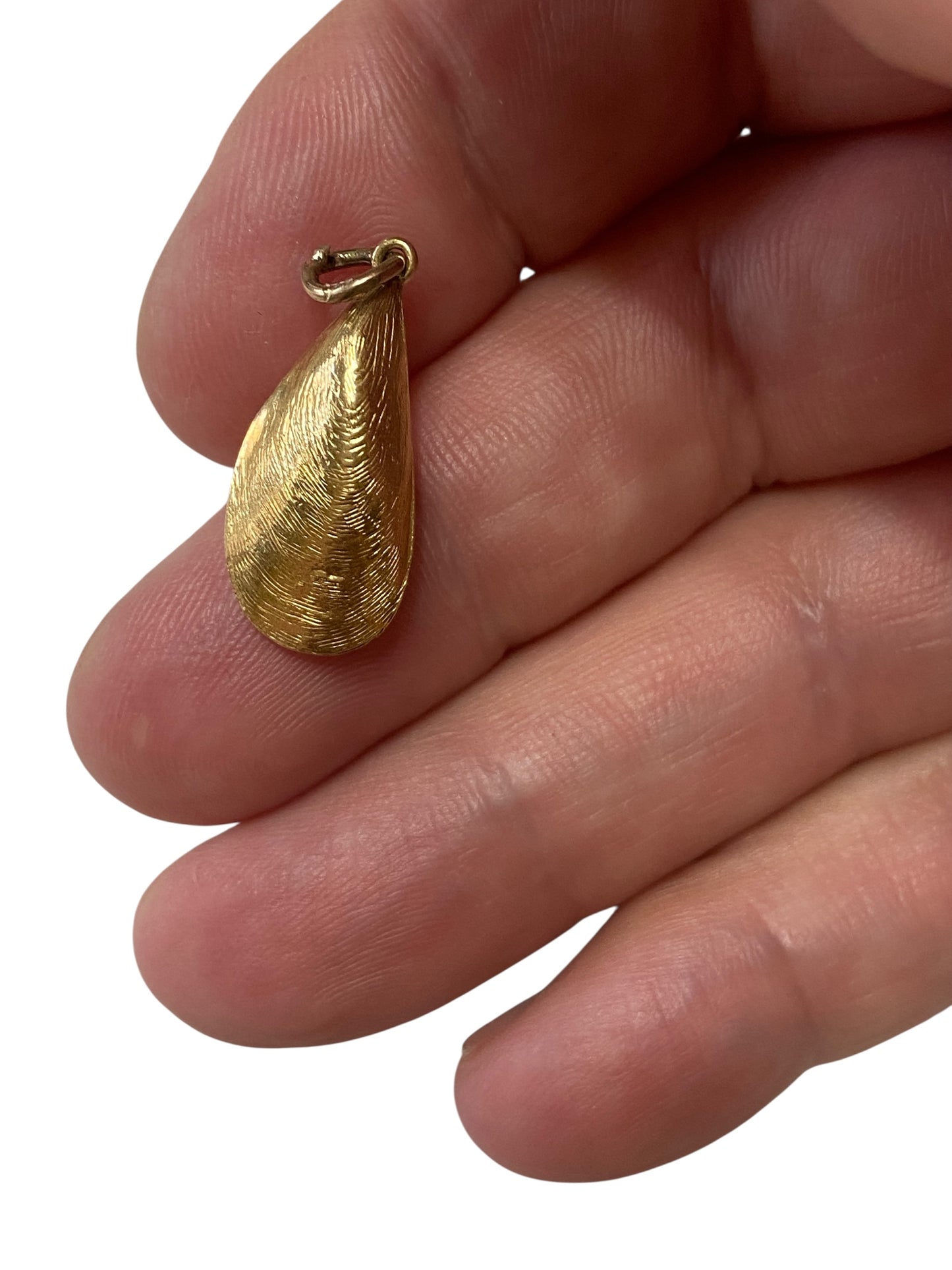 18CT VINTAGE MUSSEL/ SHELL CHARM / PENDANT , OYSTER CHARM 1.2G HOLLOW