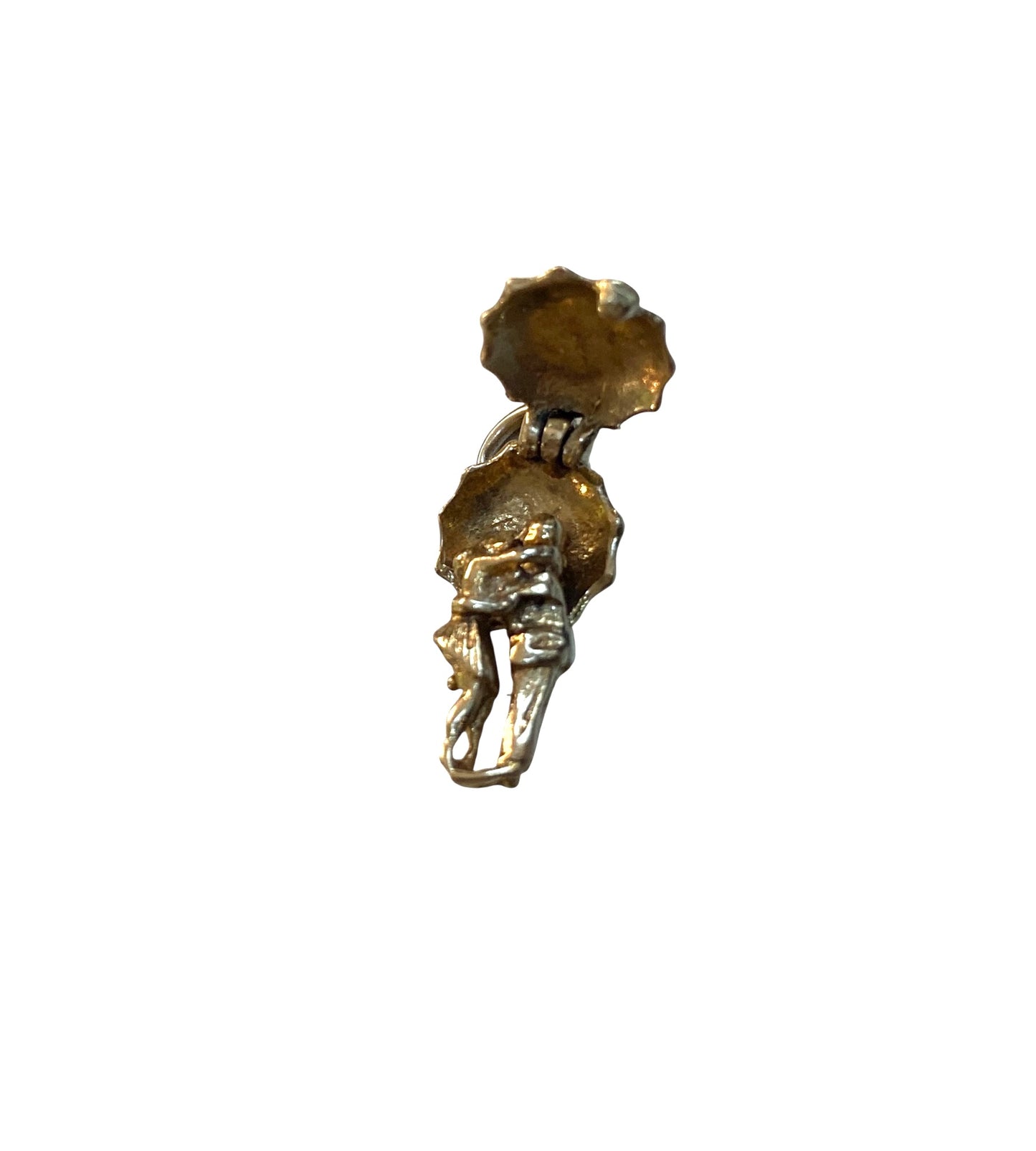 9ct vintage kissing couple under umbrella. charm
