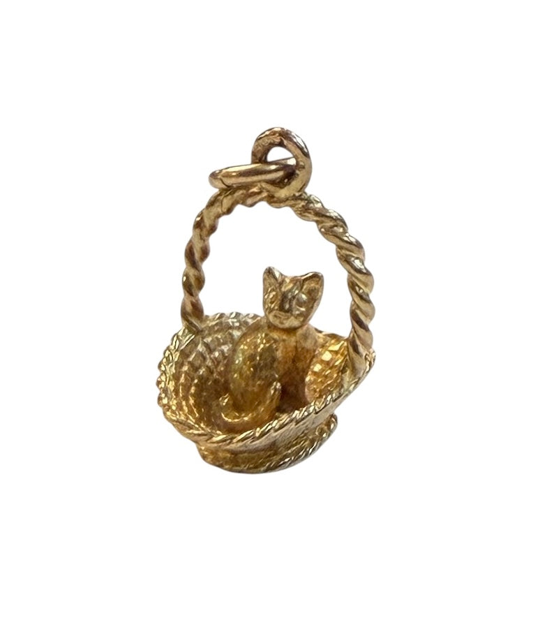 9ct vintage cat in basket charm 1.3g