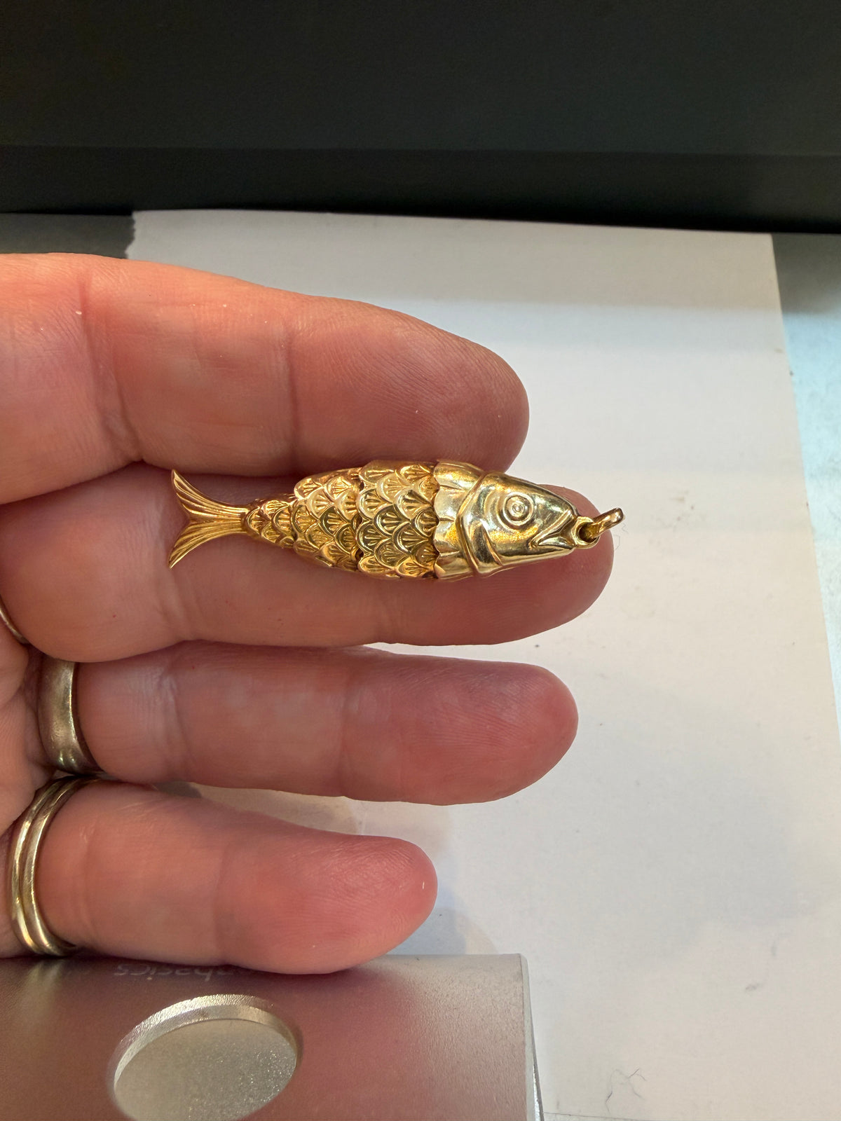 9ct articulated fish charm pendant circa 1993 Sheffield. 3.10g