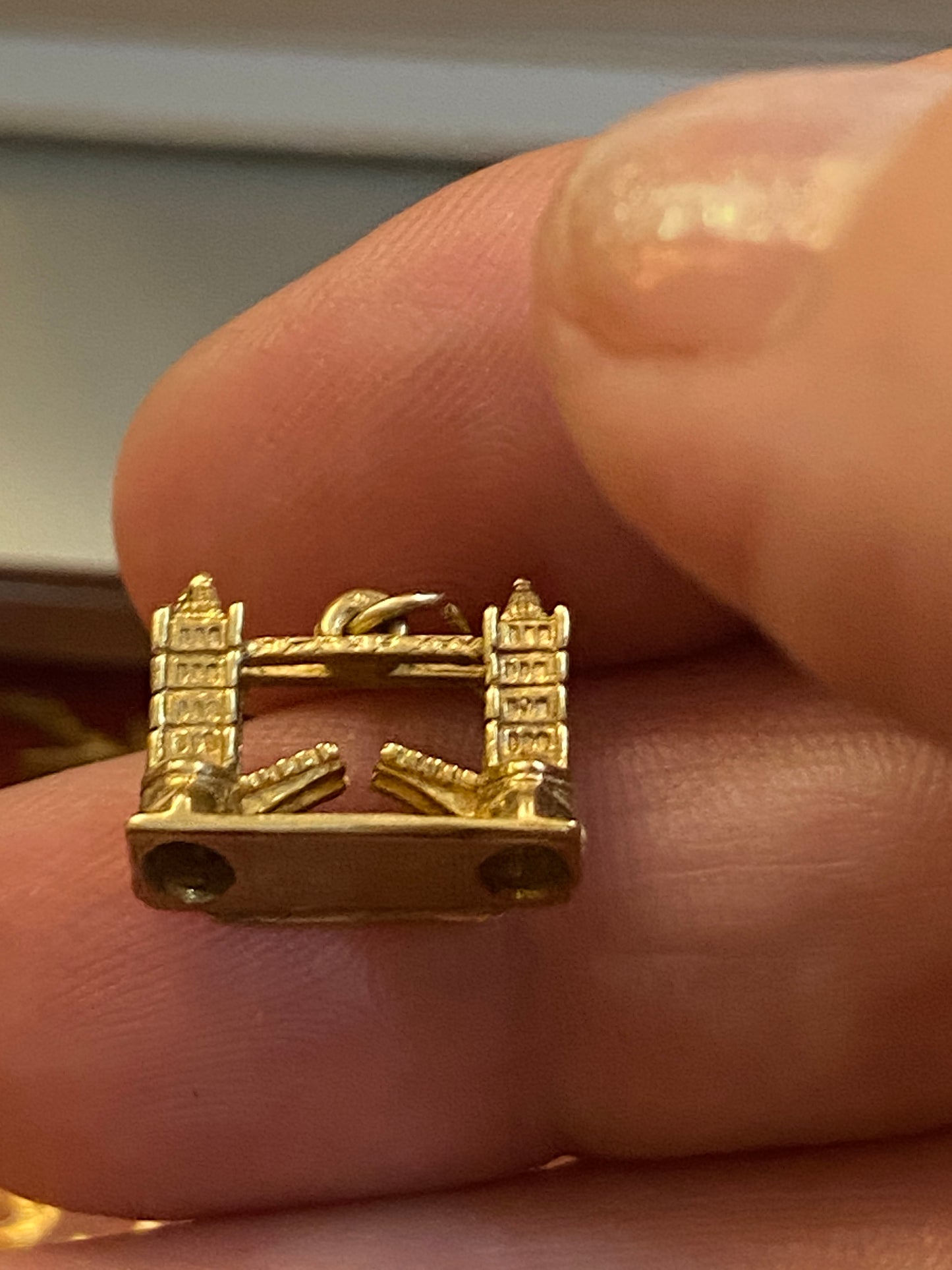 9ct vintage tower bridge charm. yellow gold