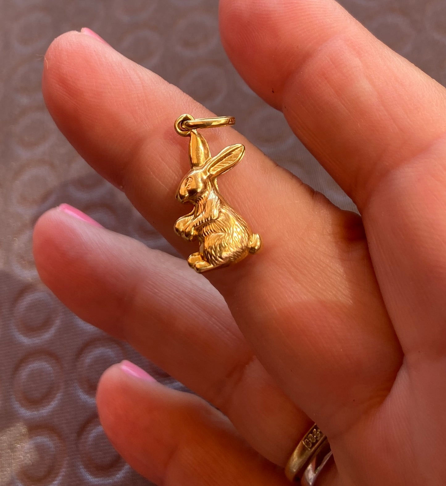 9ct yellow gold rabbit / hare charm. Hollow