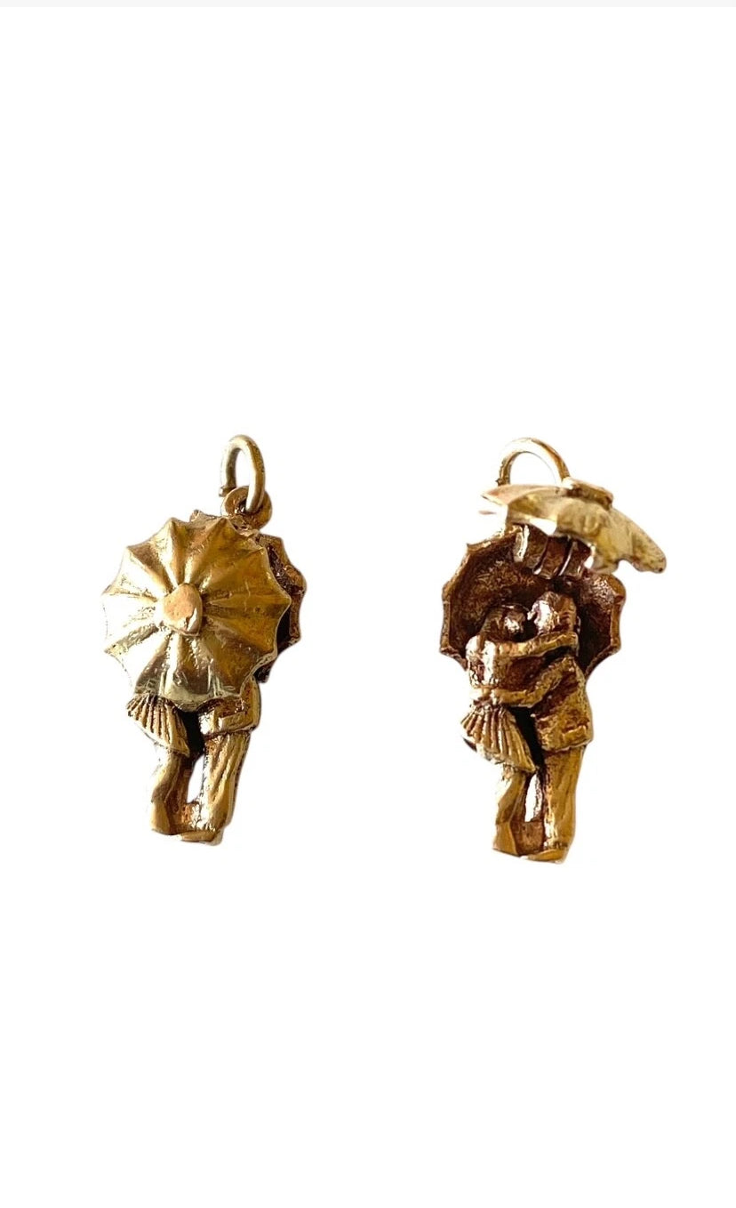 9ct couple under umbrella