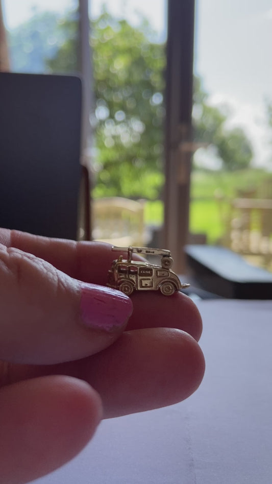 9ct vintage fire engine charm with articulated ladder.